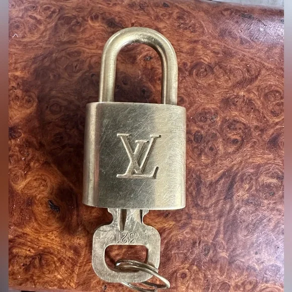 Louis Vuitton LV #321 Lock & Key set in great condition - Picture 4 of 9